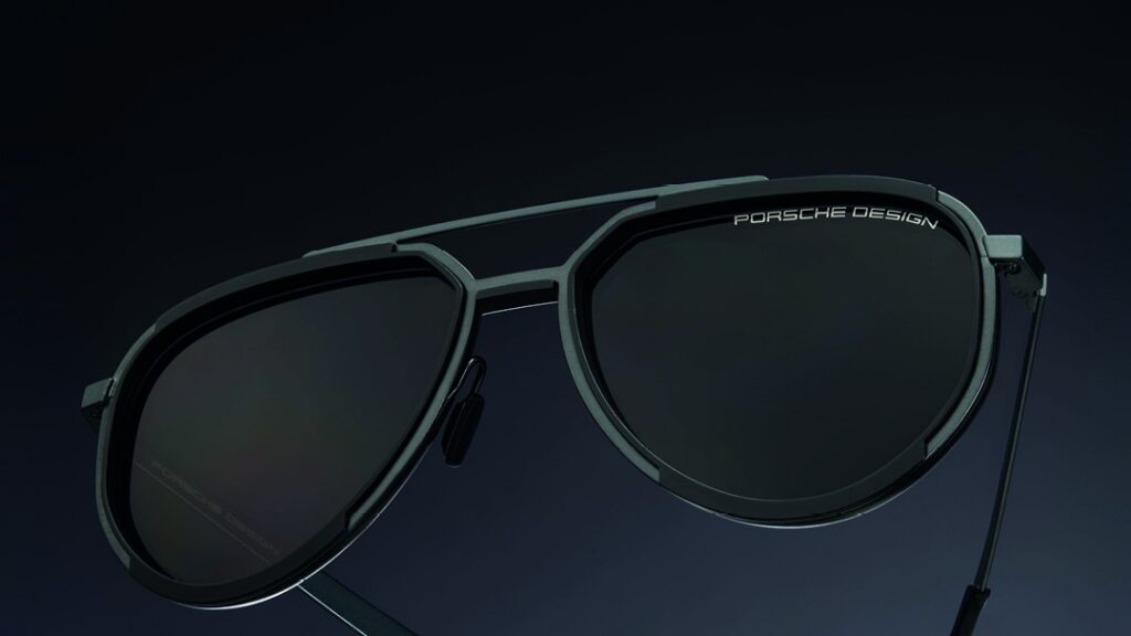 Porsche Design zonnebril in matzwart, driekwart aanzicht op donkere achtergrond