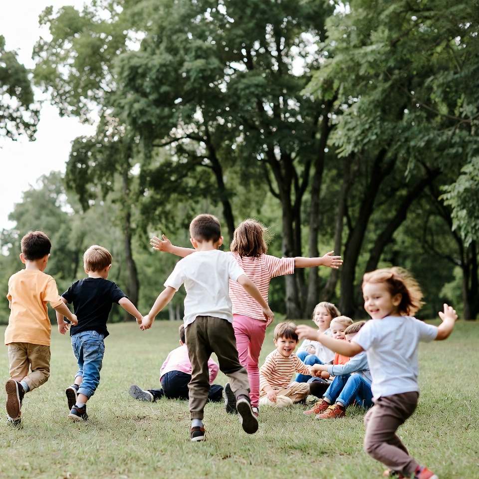Kinderen spelen buiten in het park, goed tegen myopie